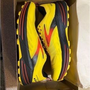 Men’s trail running shoes.